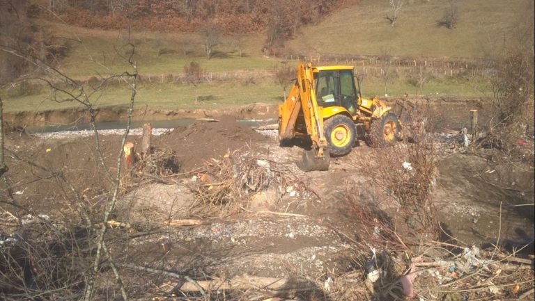 I NIKŠIĆANI POMAŽU PETNJICI DA SANIRA ŠTETU OD POPLAVA