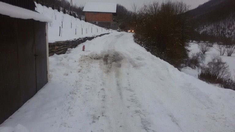 ČITAOCI UPOZORAVAJU: TEŠKO KROZ LJEŠNICU DO PETNJICE