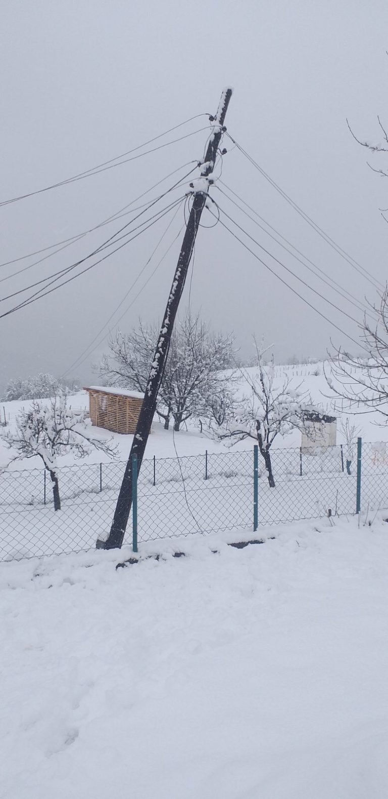 U MZi Godočelje, zaseok Spasovice, polomljen betonski stub, nema struje