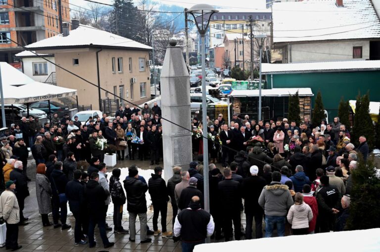 DELEGACIJA OPŠTINE PETNJICA POLOŽILA VIJENCE NA SPOMENIK OTETIM U ŠTRPCIMA