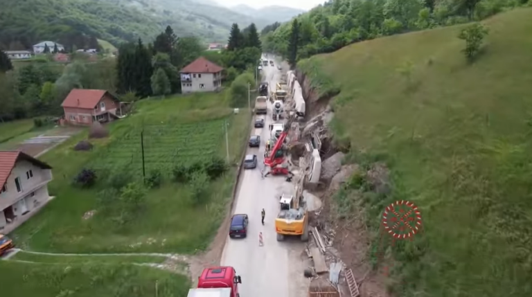 MAŠINE BEMAX-A BEZ PAUZE NA REKONSTRUKCIJI PUTA MOJKOVAC – BERANE (VIDEO)