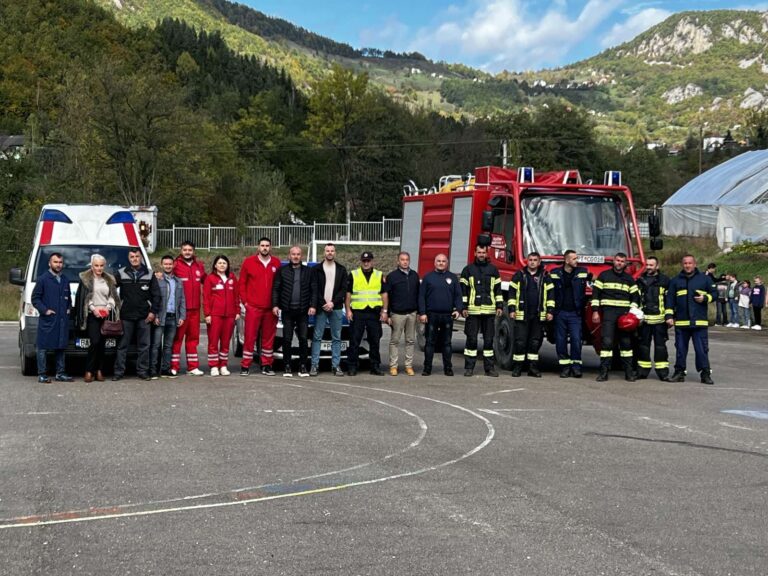 PREZENTACIJA I VJEŽBA EVAKUACIJE U SLUČAJU POŽARA U OŠ “MAHMUT ADROVIĆ” (VIDEO I FOTO)