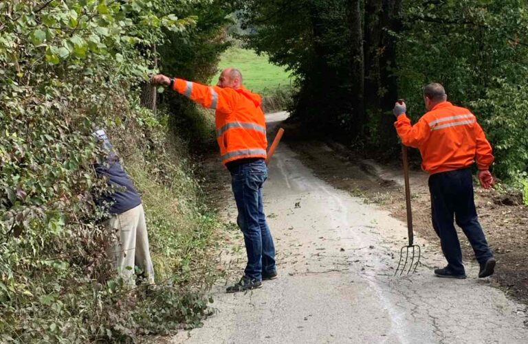 Akcija: gra]ana i Komunalnog preduzeća: UREĐEN PUTNI PRAVAC GODOČELJE-PETNJICA