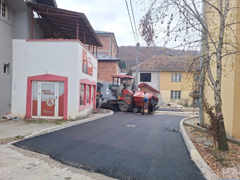 Počelo asfaltiranje glavnih gradskih ulica u Petnjici