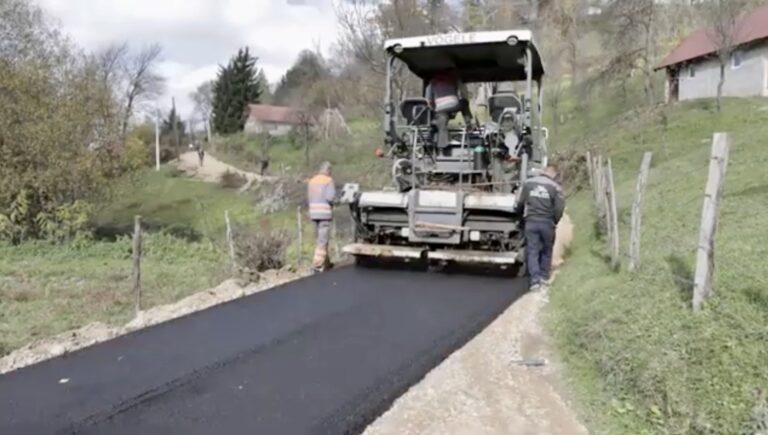 /VIDEO/ Petnjica: Mještani Gornje Vrbice sa radošću dočekali asfaltiranje puta