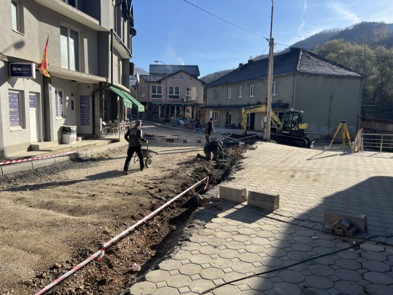 NASTAVLJENO POSTAVLJANJE IVIČNJAKA U CENTRU PETNJICE