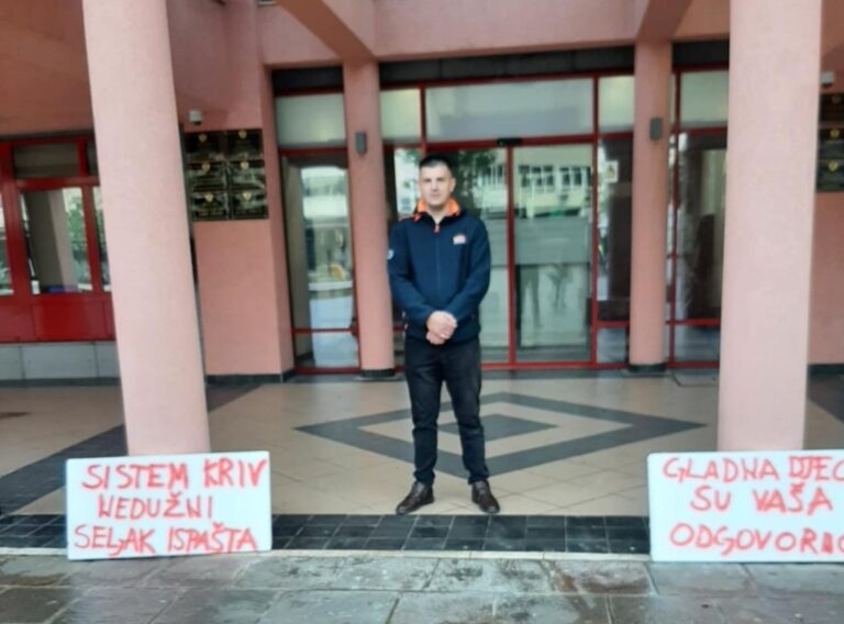 CALE MURATOVIĆ SA SUPRUGOM I DVOJE DJECE PROTESTOVAO ISPRED MINISTARSTVA POLJOPRIVREDE