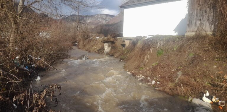 PUKLA VOVODOVODNA PLASTIČNA CIJEV, PETNJICA NEMA VODE