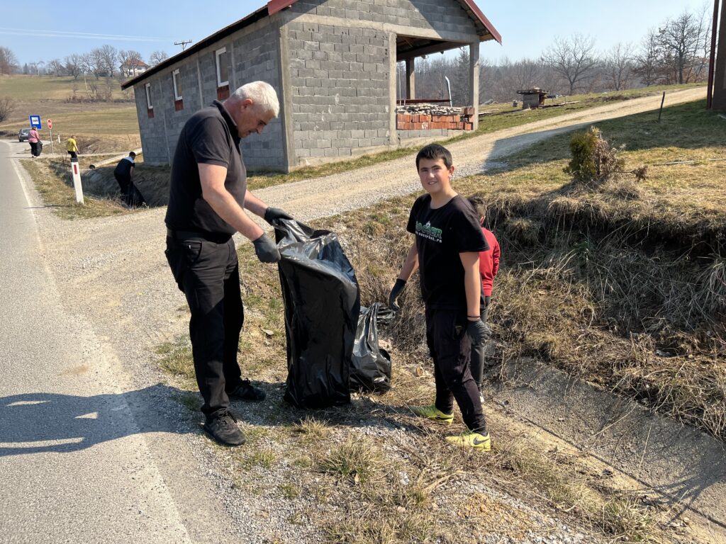 Nastavnik Isljam Ćeman sa svojim učenicima